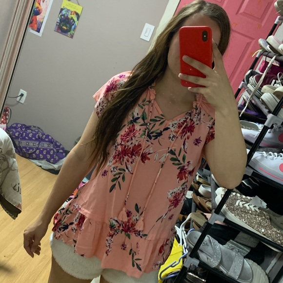 Tops - 🔥🔥Floral shirt!